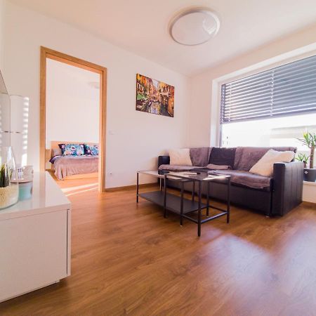 Modern Flat With Large Terrace Hradec Kralove Exterior foto