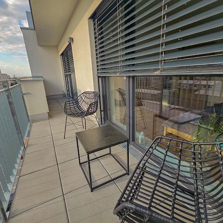 Modern Flat With Large Terrace Hradec Kralove Exterior foto
