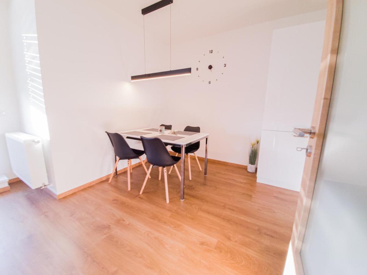 Modern Flat With Large Terrace Hradec Kralove Exterior foto