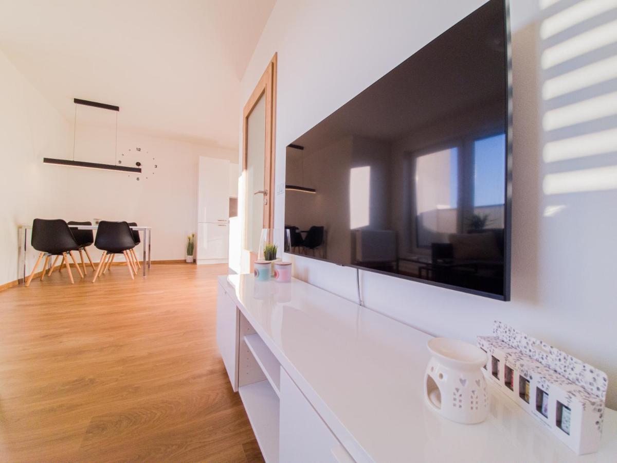 Modern Flat With Large Terrace Hradec Kralove Exterior foto