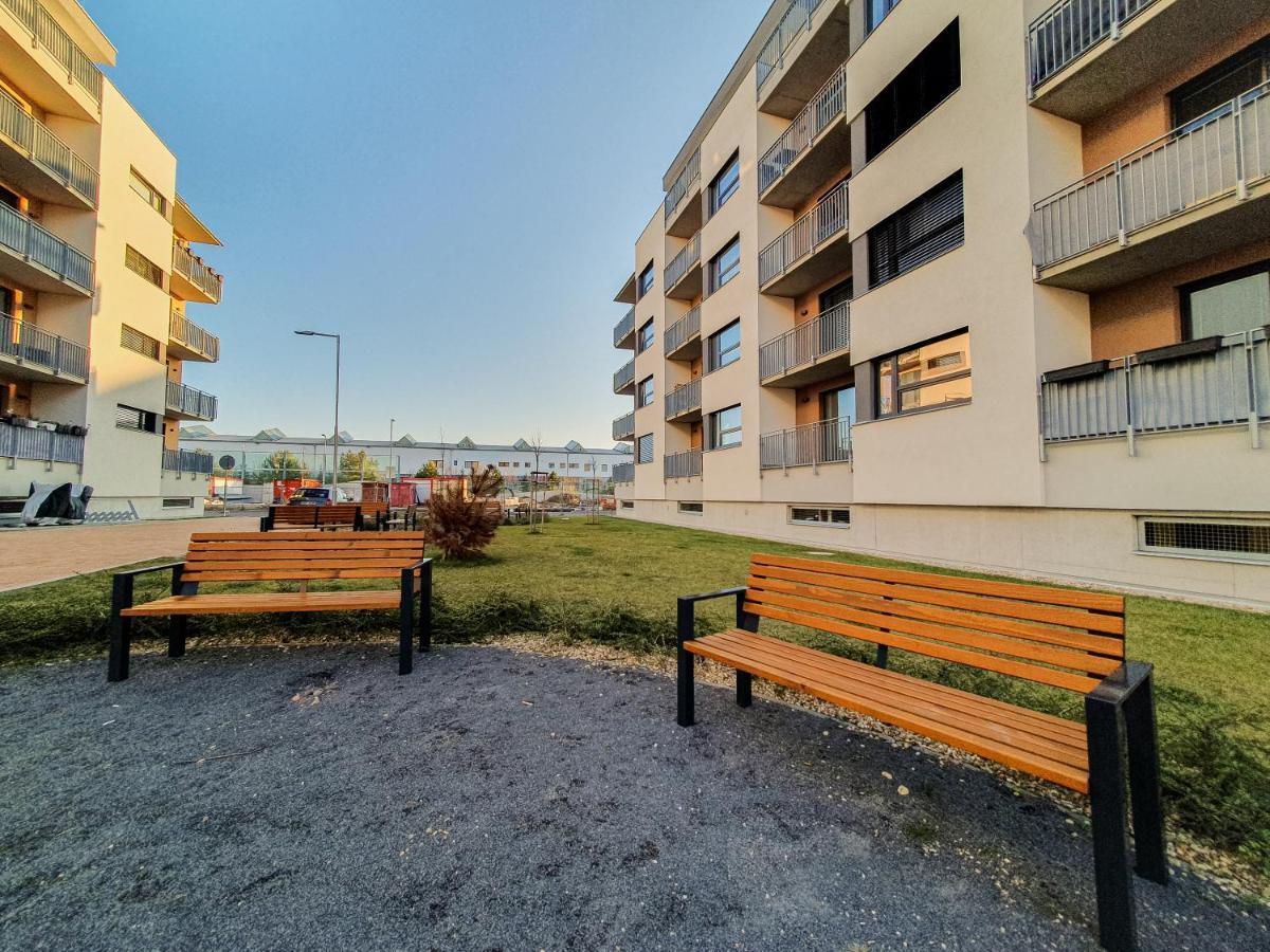 Modern Flat With Large Terrace Hradec Kralove Exterior foto