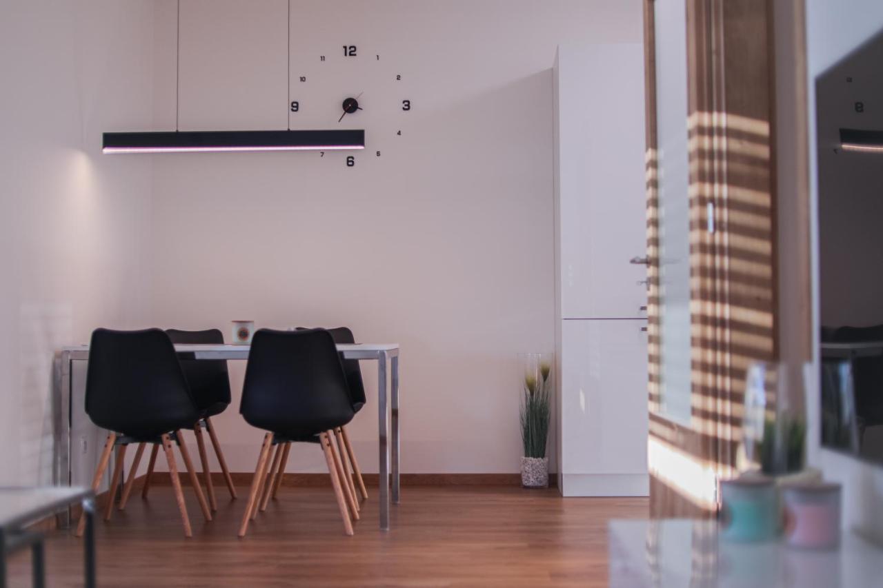 Modern Flat With Large Terrace Hradec Kralove Exterior foto