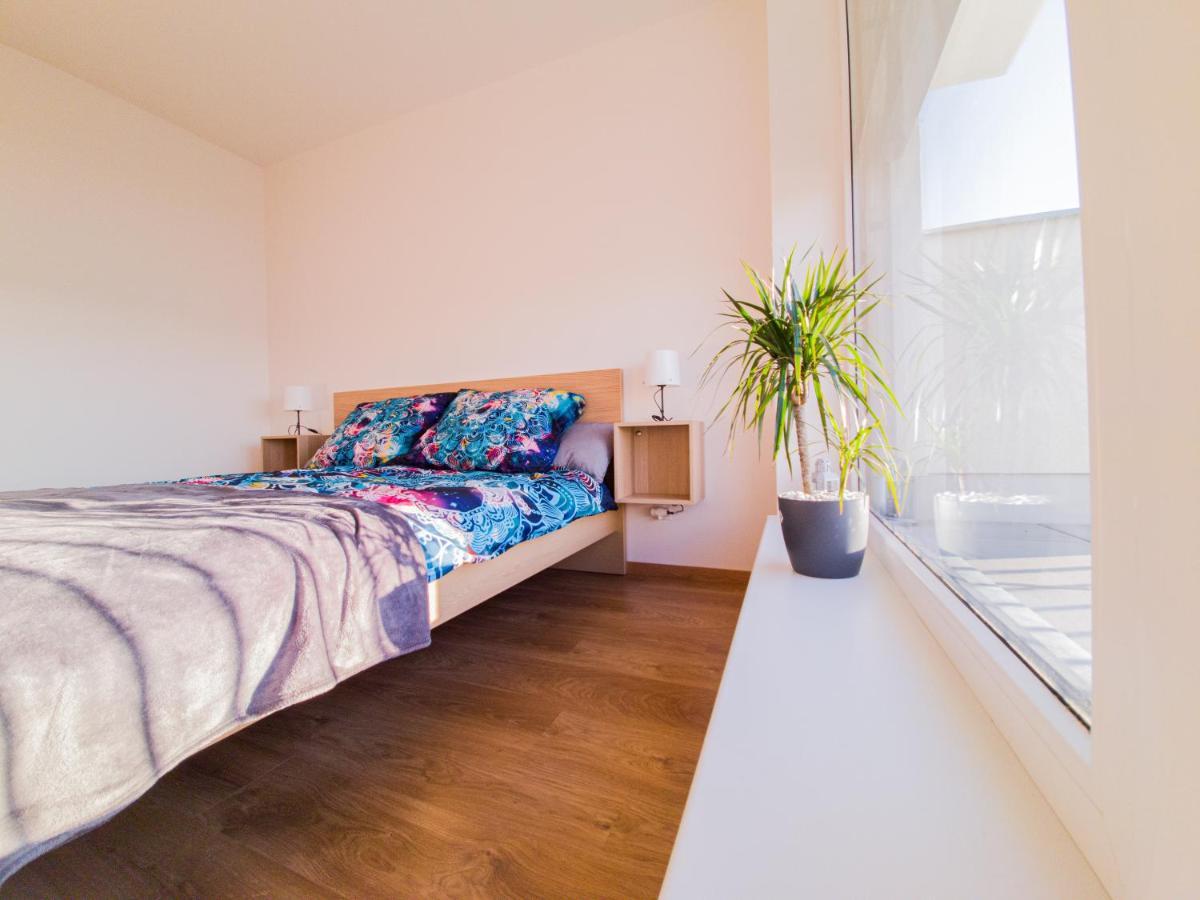 Modern Flat With Large Terrace Hradec Kralove Exterior foto