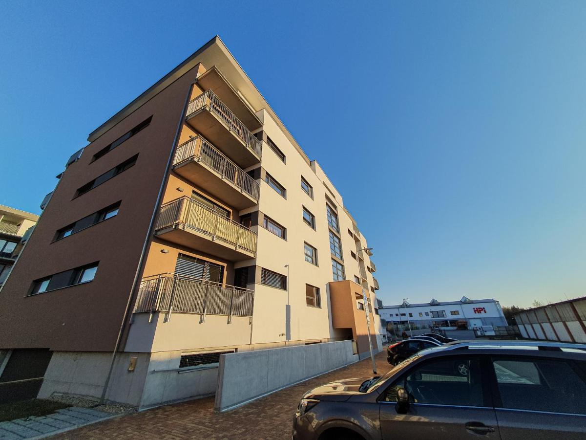 Modern Flat With Large Terrace Hradec Kralove Exterior foto