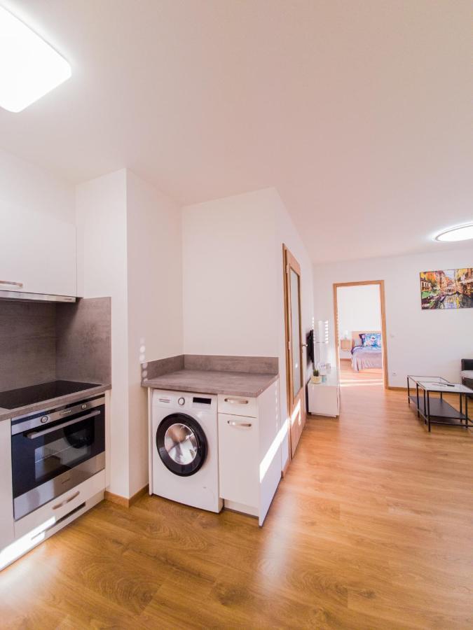 Modern Flat With Large Terrace Hradec Kralove Exterior foto