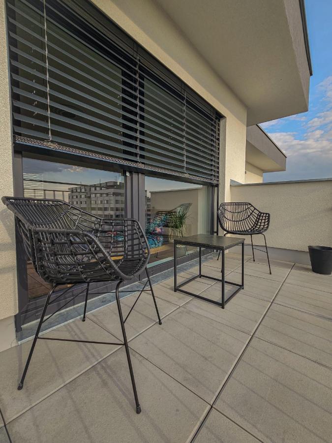 Modern Flat With Large Terrace Hradec Kralove Exterior foto